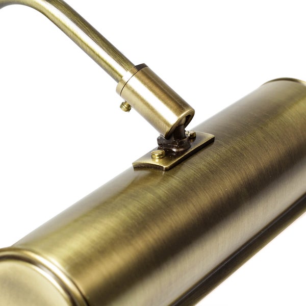 Nahaufnahme einer Messing-Bilderleuchte mit verstellbarem Arm