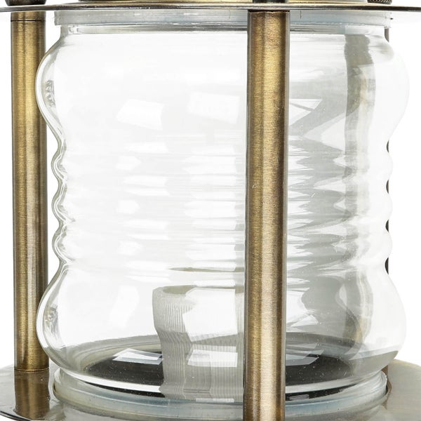 Nahaufnahme einer Glaslaterne mit Metallrahmen