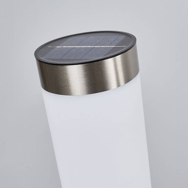 Solar-Gartenleuchte mit Solarpanel, Edelstahlring und weißem Kunststoffgehäuse.