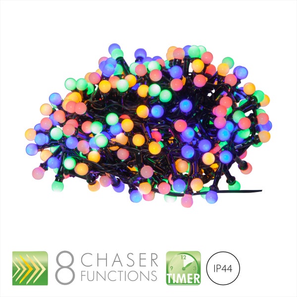 Beleuchtetes Hausnummernschild mit Solarpanel neben einer Haustür