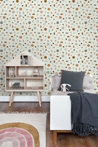 Kinderzimmer mit geometrischer Tapete, Puppenhaus und Kinderbett