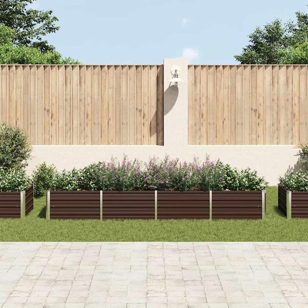 Gartenszene mit erhöhten Pflanzkästen aus Metall vor einem Holzzaun.