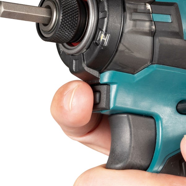 Nahaufnahme eines Akku-Schlagschraubers, der von einer Hand bedient wird