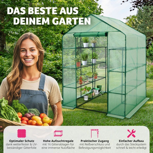 Gewächshaus mit Gitterfolie und Regalen im Garten, Frau hält Gemüsekorb