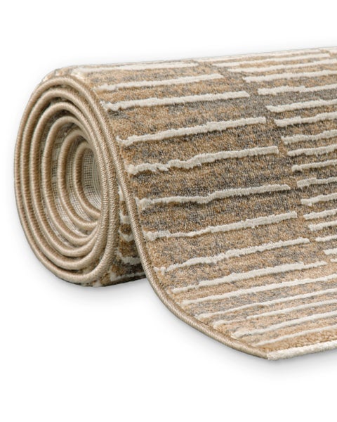 Gerollter Teppichläufer mit modernem Streifenmuster in Beige und Braun, flachgewebt.