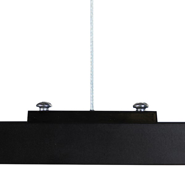 Detailansicht einer schwarzen Leuchte mit Aufhängung