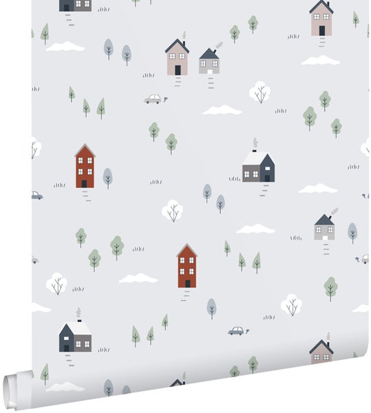 Kindertapete mit einem Muster aus Häusern, Bäumen, Wolken und Autos im illustrativen Stil.