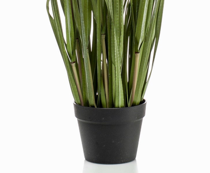 Künstliches Pampasgras mit cremeweißen federartigen Wedeln und schmalen grünen Blättern.