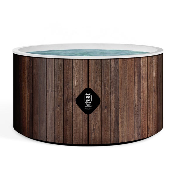Runder Whirlpool mit Verkleidung in dunkler Holzoptik, weißem Innenrand und COCO SPA Logo.