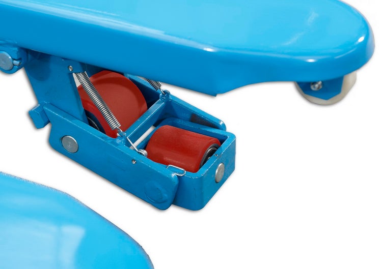 Detailansicht eines blauen Möbelrollers mit roten Rollen