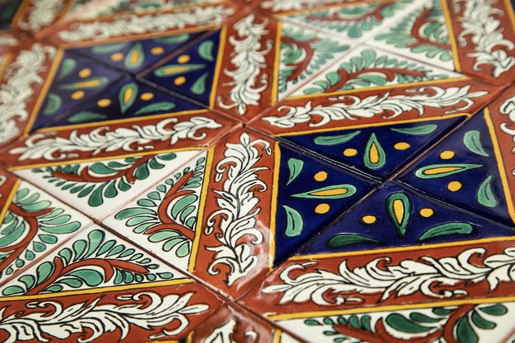 Nahaufnahme von dekorativen Fliesen mit floralen Mustern