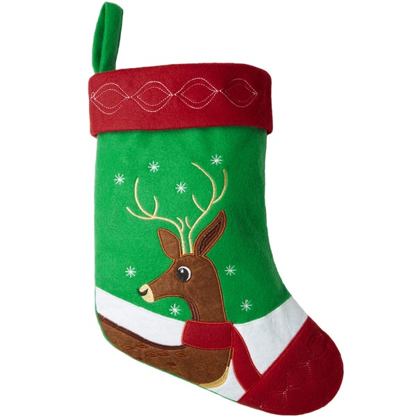 Grüner Weihnachtsstrumpf aus Filz mit Rentiermotiv, rotem Rand und Schlaufe zum Aufhängen.