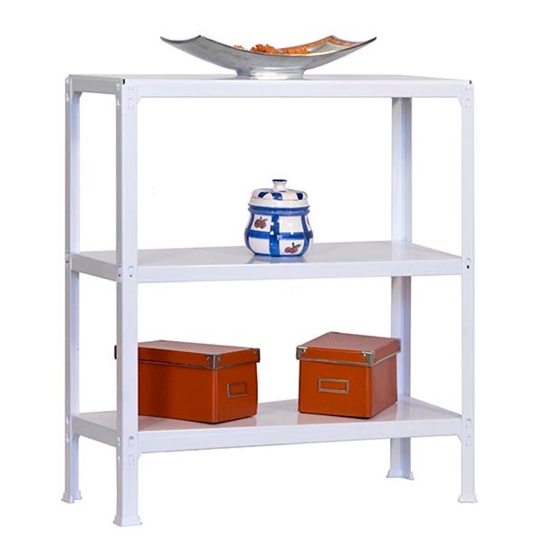 Organisiertes weißes Metallregal mit drei Ebenen, bestückt mit einer Dekoschale, einer Vorratsdose und zwei braunen Aufbewahrungsboxen.