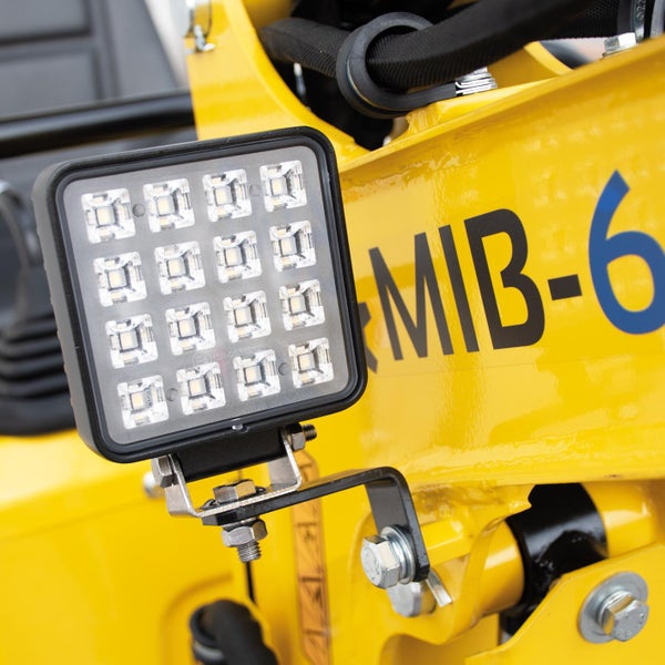 Quadratische LED Arbeitsleuchte am gelben Baufahrzeug montiert