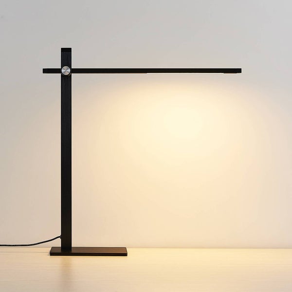 Schwarze LED-Schreibtischlampe aus Metall mit rechteckigem Standfuß und verstellbarem horizontalem Arm.