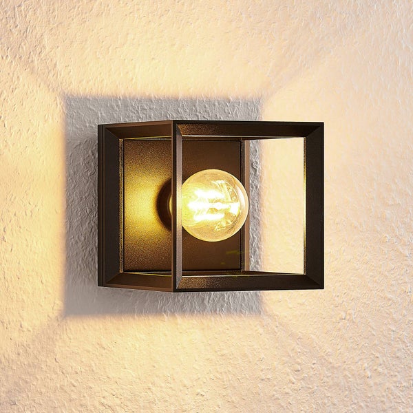 Quadratische Wandleuchte mit Glühbirne an der Wand