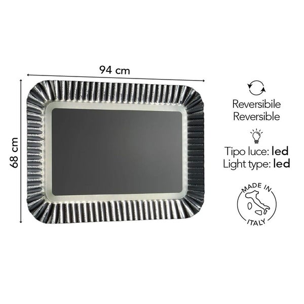 LED Spiegel mit geriffeltem Rahmen, Maße 94 mal 68 Zentimeter, reversibel montierbar, hergestellt in Italien.