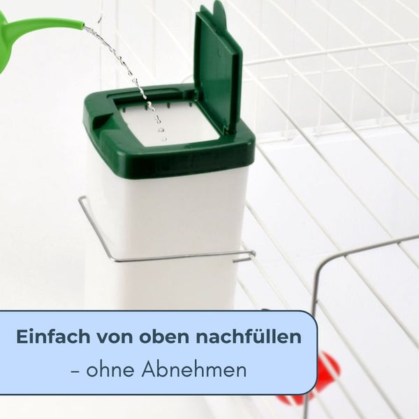 Kleintiertränke an einem Gitterkäfig, die durch einen aufgeklappten Deckel von oben mit Wasser befüllt wird.