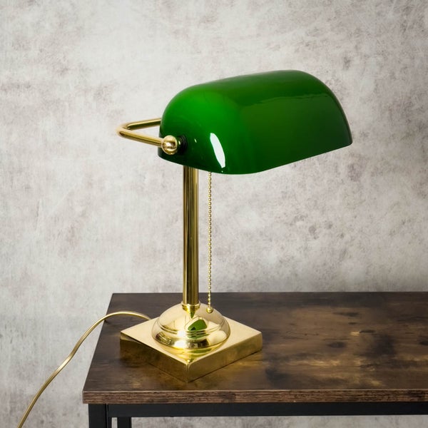 Grüne Bankerlampe aus Messing auf einem Tisch