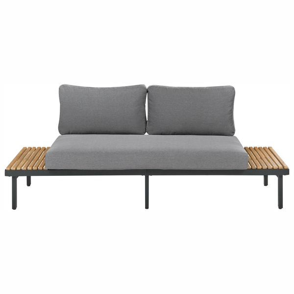 Modernes Lounge Sofa für den Außenbereich mit Metallrahmen, Holzablagen an den Seiten und grauen Polsterkissen.