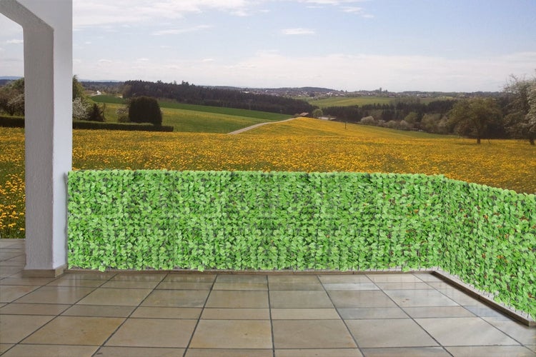 Balkon mit Sichtschutzmatte und Ausblick in die Natur
