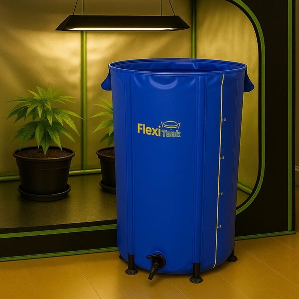 FlexiTank Wassertank in einem hellen Growzelt mit Pflanzen unter einer Grow-Lampe, ordentlicher Aufbau mit Ablasshahn und Füllstandsanzeige.