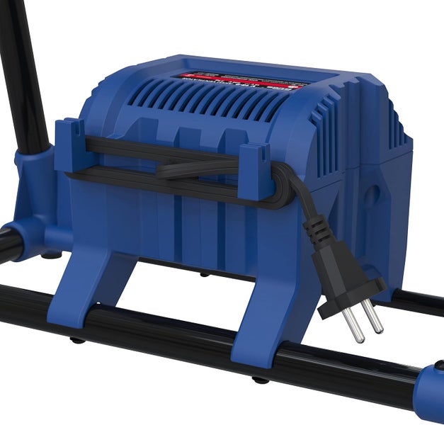 Detailansicht eines blauen Gerätegehäuses mit integrierter Kabelaufwicklung und Netzkabel mit Stecker auf einem schwarzen Metallgestell.