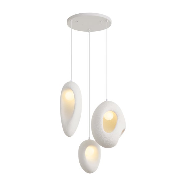 Moderne Pendelleuchte mit drei organisch geformten Lampenschirmen in Steinoptik an einer runden Deckenhalterung.