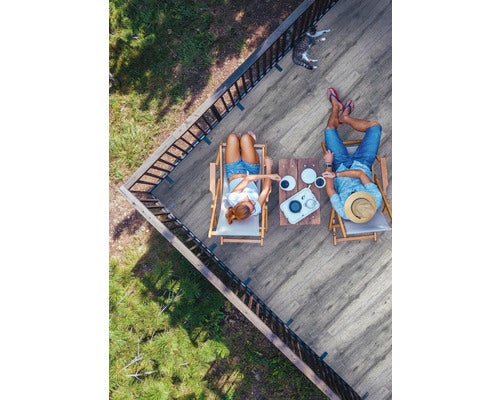 Draufsicht: Terrasse mit Holzdiele, Paar in Liegestühlen, Katze