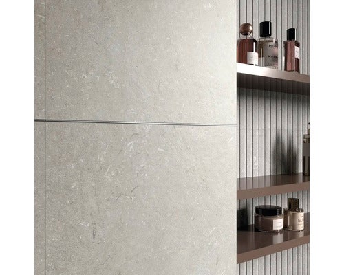 Badezimmerwand mit keramischen Fliesen und Regalen