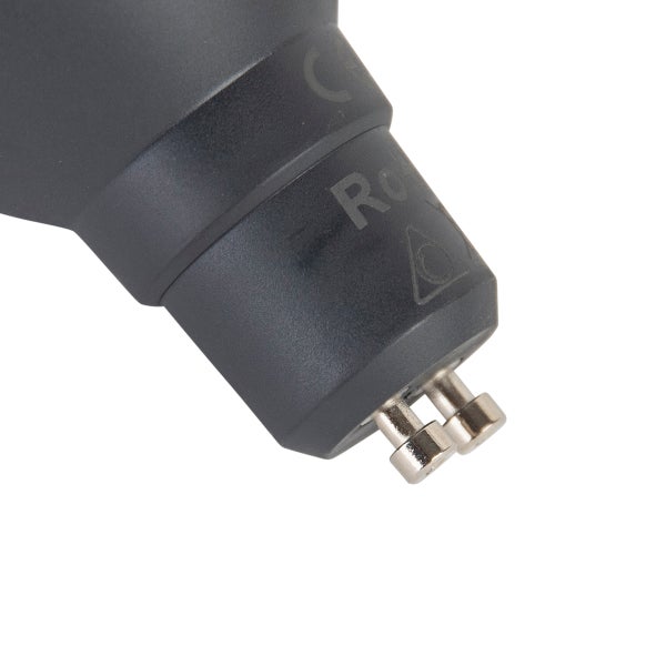 Schwarzer GU10 Leuchtmittelsockel aus Kunststoff mit zwei Metallstiften und Kennzeichnungen für Konformität.