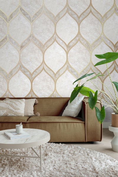 Wohnzimmer mit braunem Sofa, gemusterter Tapete, Teppich und Zimmerpflanze