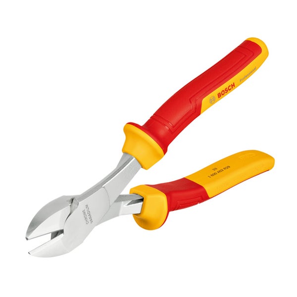 Hand hält einen VDE isolierten Seitenschneider aus Stahl.