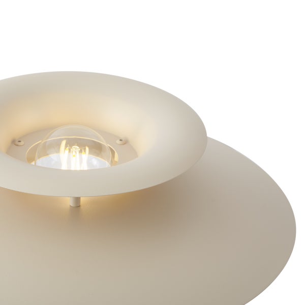 Detailansicht einer runden Metalllampe mit sichtbarem LED Leuchtmittel und flachem beigem Lampenschirm.