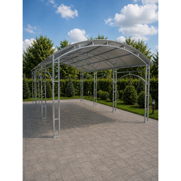 Freistehendes Carport mit Metallgestell und lichtdurchlässigem Rundbogendach auf gepflasterter Fläche im Garten.
