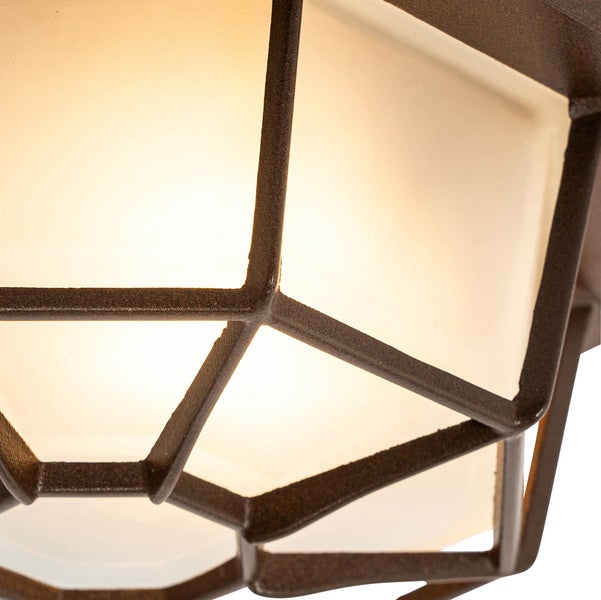 Nahaufnahme einer beleuchteten Außenleuchte für Wand oder Decke mit geometrischem Metallrahmen und mattiertem Glas.