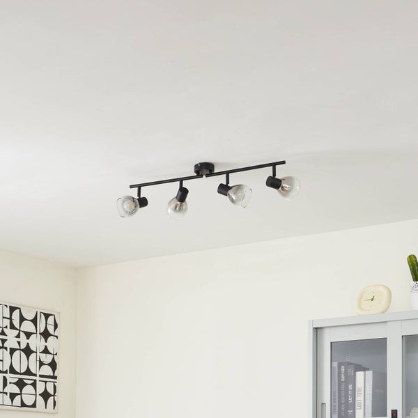 Deckenleuchte mit vier Strahlern im Wohnzimmer