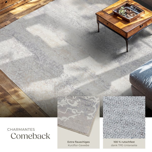 Gemusterter Teppich im Wohnzimmer mit Couchtisch und Sofa