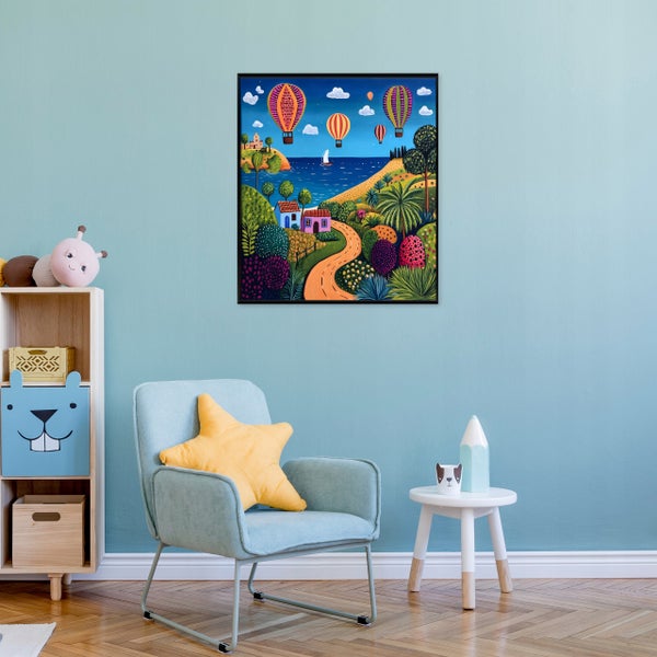 Wandbild mit Landschaftsmotiv und Heißluftballons in einem Kinderzimmer mit Sessel, Regal und Beistelltisch.