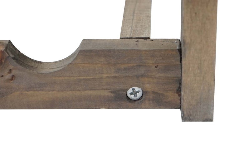 Detailansicht eines Weinregals aus Holz mit Schraube