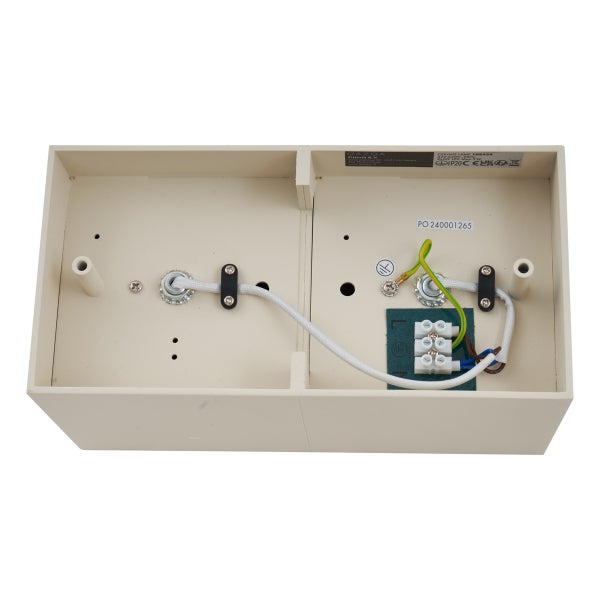 Innenansicht einer Wandleuchte mit elektrischen Anschlüssen