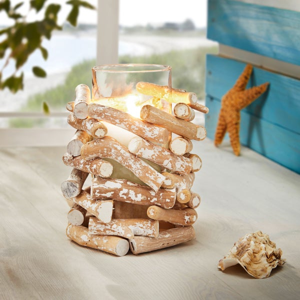 Windlicht aus Treibholz mit Glaszylinder und maritimer Dekoration