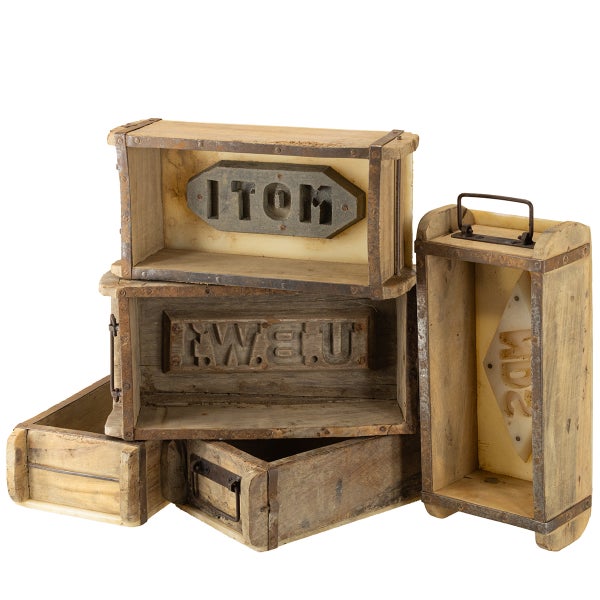 Stapel von Holzformen mit Metallverzierungen