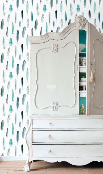 Dekoratives Zimmer mit Feder Tapete und Vintage Kommode