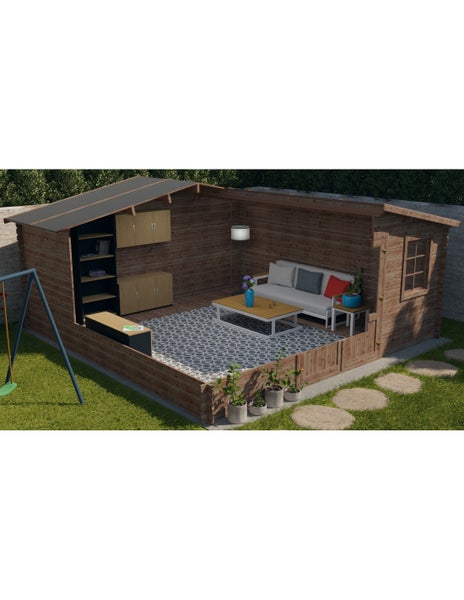Einblick in ein eingerichtetes Gartenhaus aus Holz mit Sofa, Couchtisch und Regalen in einem Garten mit Rasen.