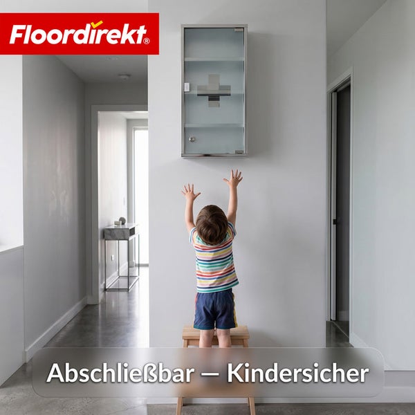 Floordirekt Logo. Abschließbarer Medizinschrank aus Edelstahl mit Glastür. Ein Kind auf einem Hocker versucht den Arzneischrank zu erreichen.