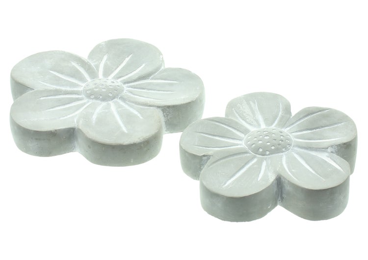 Zwei blumenförmige Trittsteine aus Beton für die Gestaltung von Gartenwegen.