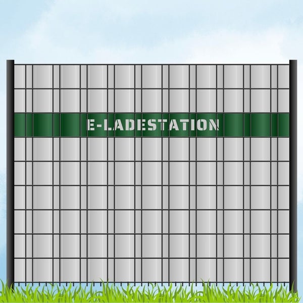 Zaun mit der Aufschrift E-Ladestation