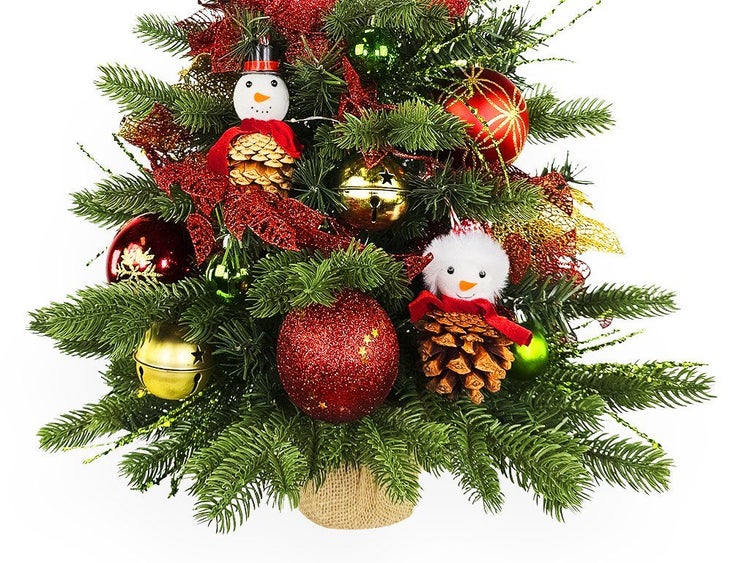 Künstlicher Weihnachtsbaum im Topf mit festlichem Schmuck, Schneemannfiguren aus Tannenzapfen und glänzenden Kugeln für weihnachtliche Dekoration.