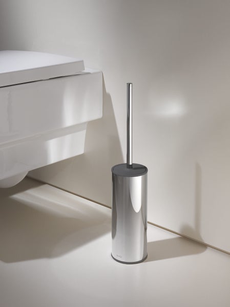 Keuco WC-Bürstengarnitur mit zylindrischem Metallhalter und langem Stiel, freistehend im modernen Badezimmer neben einer Toilette.